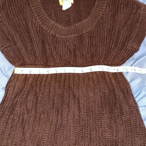 Brown, short sleeve sweater, MUDD size large front pockets scoop neck - Picture 5 of 6